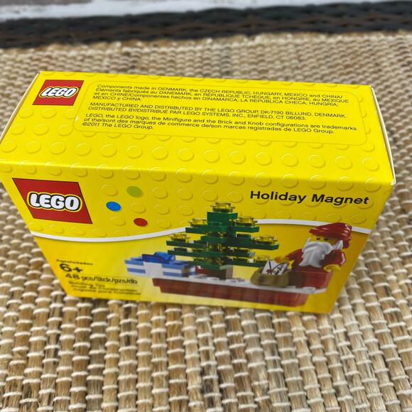 LEGO NEW 2011 retired Holiday Magnet Mini-figure Santa Building Toy # 853353 - Picture 2 of 5